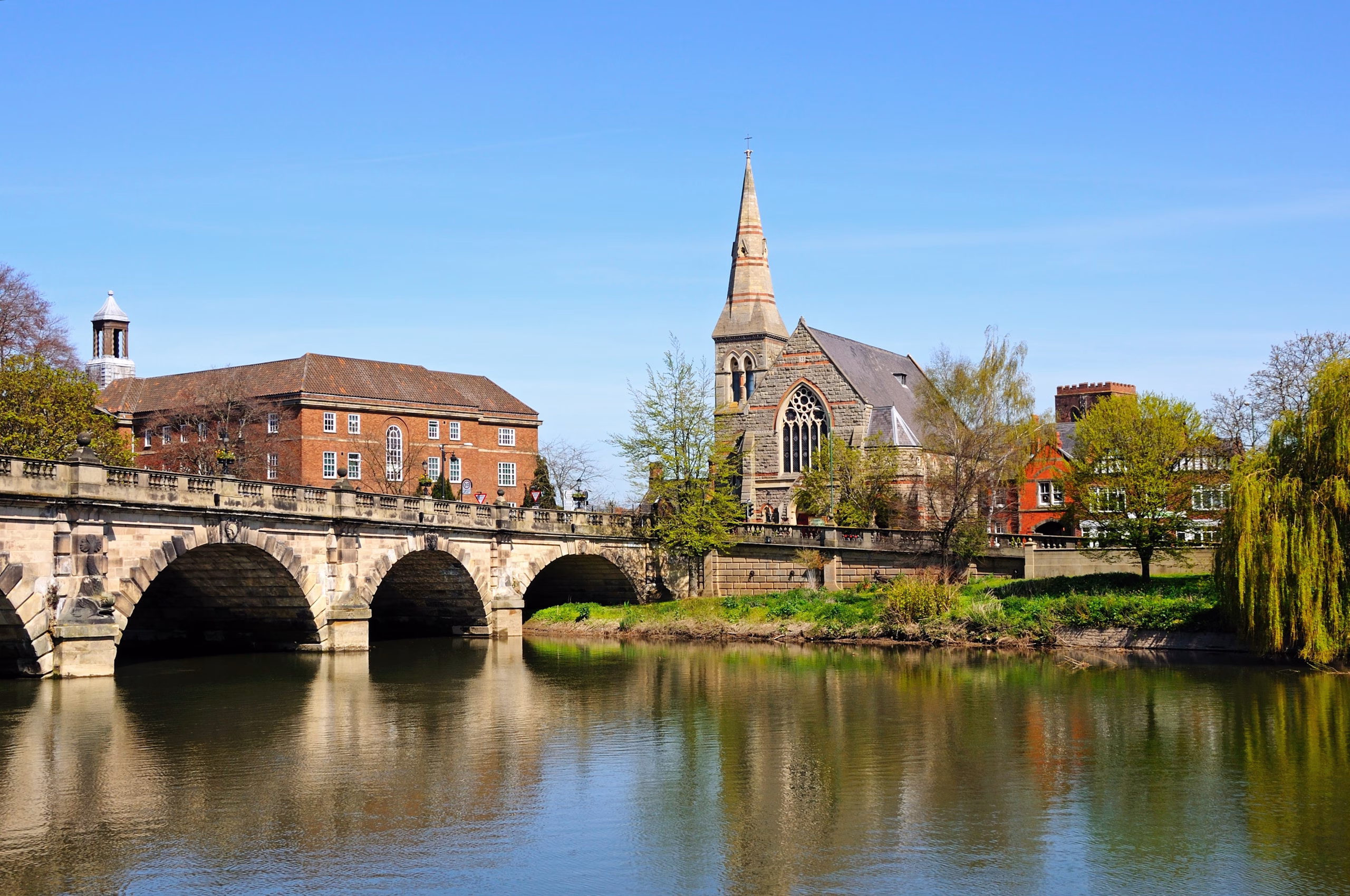The English Bridge across the River Severn with United Reformed Church to the right hand side, Shrewsbury, Shropshire, England, UK, Western Europe.